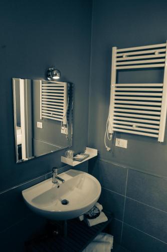 a bathroom with a sink and a mirror at B&B Agorà in Bitetto