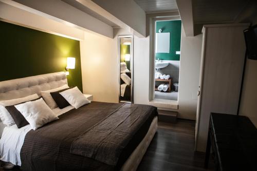 1 Schlafzimmer mit einem großen Bett und einem Badezimmer in der Unterkunft B&B Agorà in Bitetto