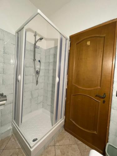een douche met een glazen deur in de badkamer bij casa stefano 