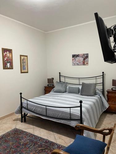 een slaapkamer met een bed en een flatscreen-tv bij casa stefano 