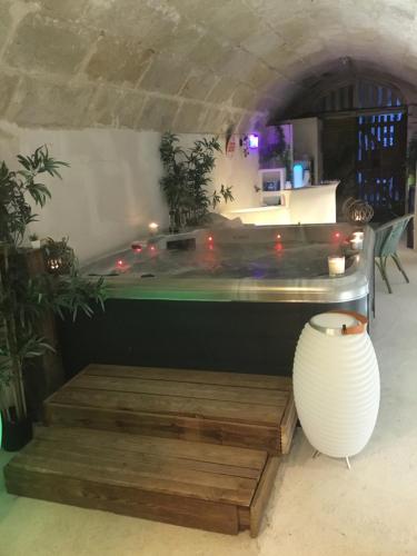 Cette chambre dispose d'une table et d'un vase sur un banc en bois. dans l'établissement la cave, à Montoire-sur-le-Loir