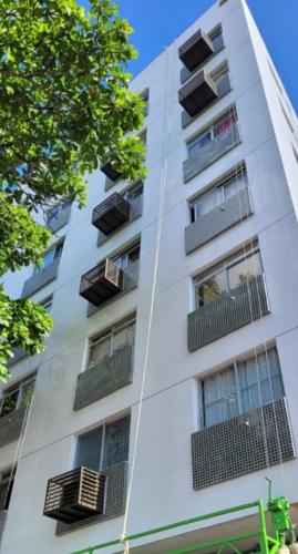 um edifício de apartamentos com janelas e varandas em APARTAMENTO NO MELHOR DE BOA VIAGEM no Recife