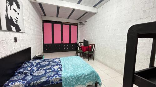 Pokój z łóżkiem, stołem i krzesłami w obiekcie Apartaestudio en los llanos w mieście Monterrey