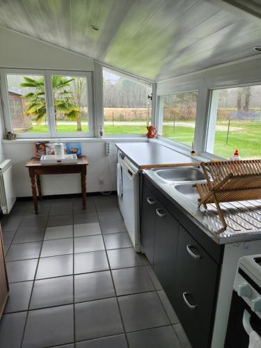 A kitchen or kitchenette at Gîte des pins