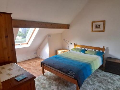 um quarto com uma cama grande num sótão em Hayway em South Brent
