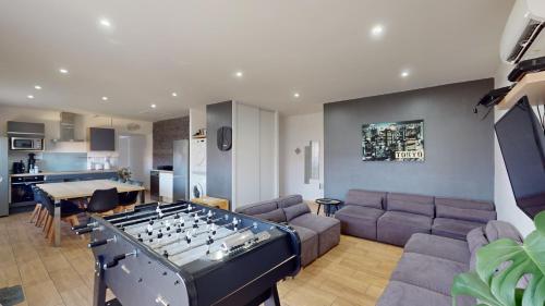 - un salon avec un ballon géant dans l'établissement Charmant pavillon bordelais (logement entier), à Saint-Médard-en-Jalles