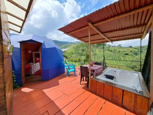 eine Terrasse mit einem Whirlpool und einem Zelt in der Unterkunft Hotel Glamping Horse in Dosquebradas