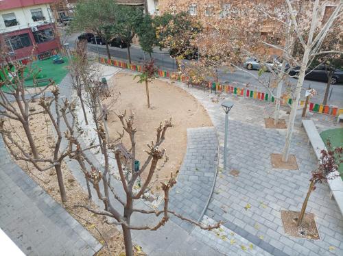 una vista aérea de un parque con árboles y una calle en Alojamiento Alisson, en Villena