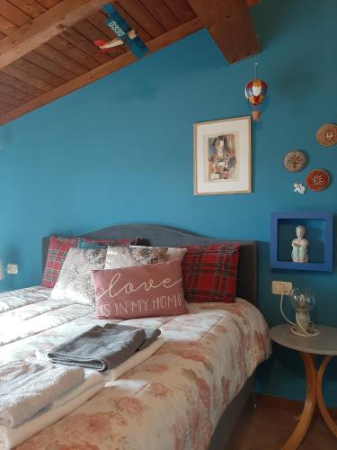 a bed in a room with blue walls at Nuovo interno Nuova atmosfera Stazione Beato Matteo in Vigevano