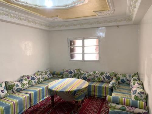 Tempat tidur dalam kamar di Appartement meublé sans vis à vis proche de toutes commodités 5 min à Marjane chaikh Zaid et centre ville