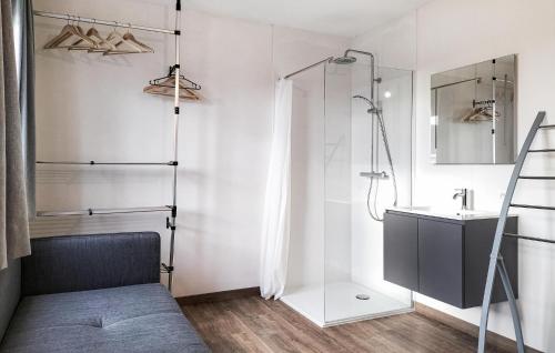 ein Bad mit einer Dusche und einem Waschbecken in der Unterkunft Nice Home In De Panne With Kitchen in De Panne