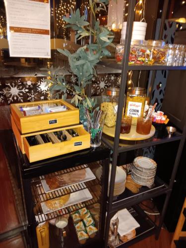 Hôtel Le Phare في اويسترهام: خزانة عرض مع مواد غذائية على رف