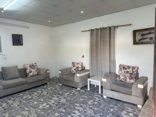 ein Wartezimmer mit zwei Sofas und einem Tisch in der Unterkunft استراحة الريان in Umm Lajj