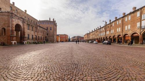 a cobblestone street in the middle of a city at [Piazza Martiri]-In pieno centro sotto al Castello in Carpi