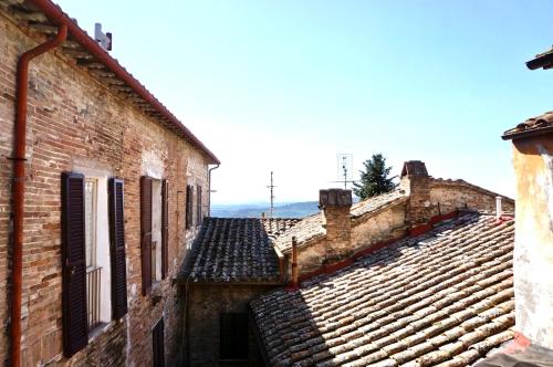 a view of an alley with roofs of buildings at La tana del priore in Perugia
