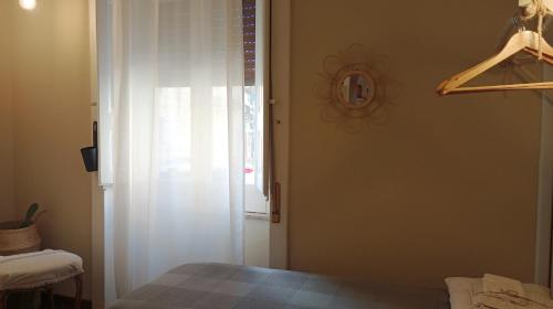 1 dormitorio con una puerta que conduce a una ventana en La Casa di Carta, en Reggio Calabria