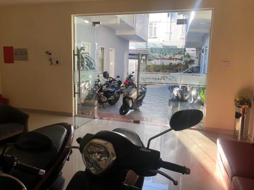 een groep motorfietsen geparkeerd in een kamer bij Phuong Hong Guesthouse in Da Lat