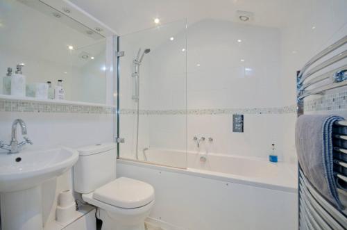 Seaview Regency Apartment With Private Parking photo 9