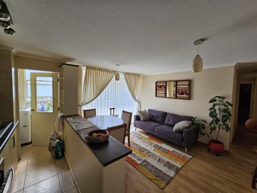 uma sala de estar com um sofá e uma mesa em Apartamento full equipado em Temuco