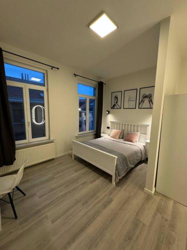sypialnia z łóżkiem i dużym oknem w obiekcie Studio à Ixelles - Viaduc w Brukseli