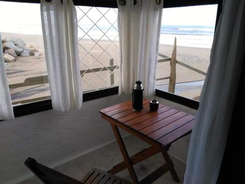 Camera con tavolo e vista sulla spiaggia di Balcon Del Tigre ad Aguas Dulces