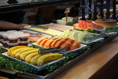 a buffet with many different types of fruits and vegetables at Hotel Pax in Ponta Grossa