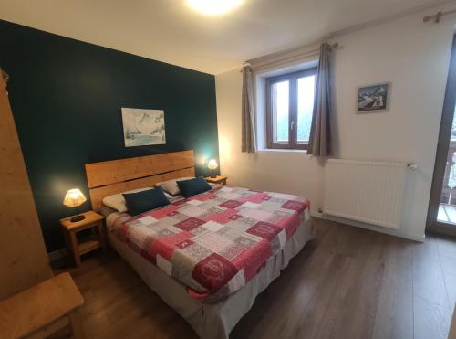 ein Schlafzimmer mit einem Bett und einer grünen Wand in der Unterkunft Les Chemins du Léman in Novel