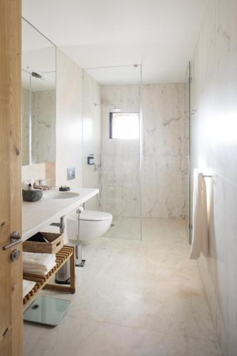 La salle de bains est pourvue de toilettes, d'un lavabo et d'une douche. dans l'établissement Gerês - Leiras do Tempo - Cottage Tomadinha 2, à Terras de Bouro