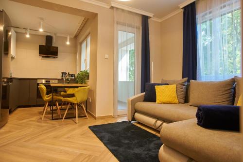 uma sala de estar com um sofá e uma mesa em Sunlight Blue Szeged - Exclusive em Szeged
