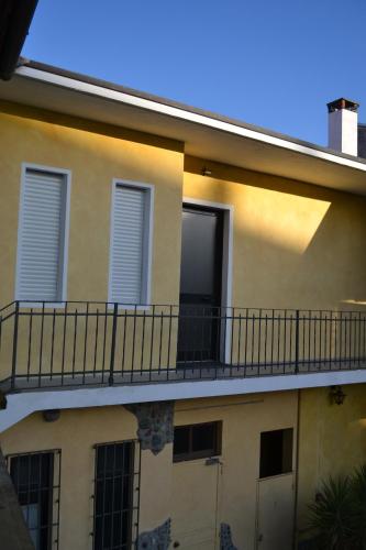 un balcone sul lato di un edificio di DOMUS Hotel a Caselle Torinese