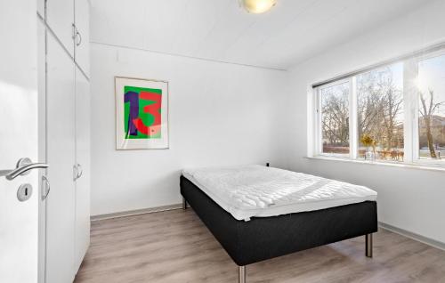 מיטה או מיטות בחדר ב-Awesome Home In Srvad With Wifi