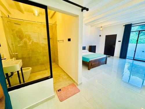 La salle de bains est pourvue d'un lavabo et d'un lit dans la chambre. dans l'établissement Ru Retreat Weligama, à Weligama