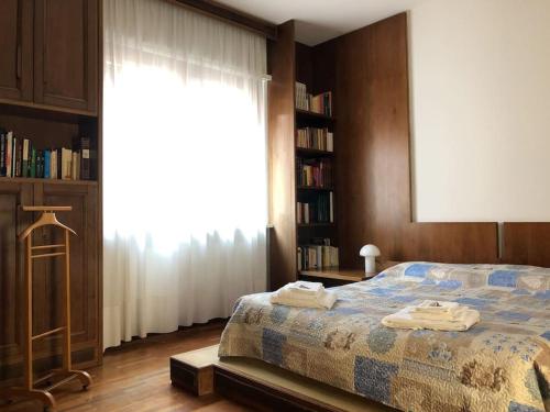um quarto com uma cama e uma grande janela em Luxury apartment big lounge fireplace 2 terraces B em Veneza