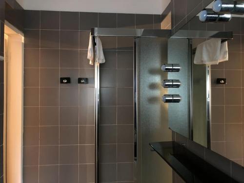 um chuveiro numa casa de banho com uma porta de vidro em Luxury apartment big lounge fireplace 2 terraces B em Veneza