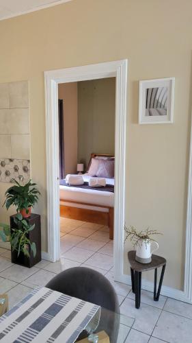 a room with a mirror with a bed in it at Henko House in Quepos