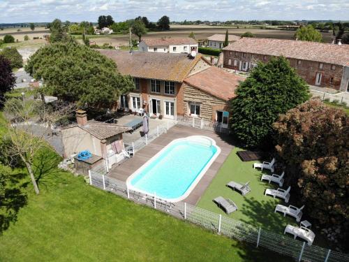 une vue aérienne d'une maison avec piscine dans l'établissement VILLA DE CAMPAGNE LES MURAILLES, à Auterive