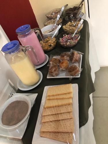 een tafel vol ontbijtproducten en drankjes bij Gran Hotel Laserre in Río Grande