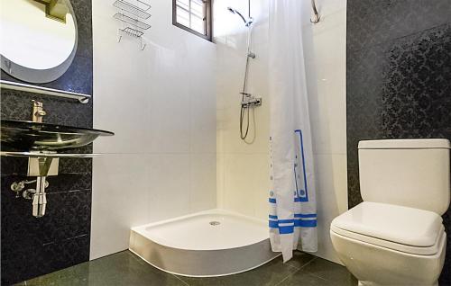 a small bathroom with a toilet and a sink at Beautiful Apartment In Darlowo With Kitchen in Zizow
