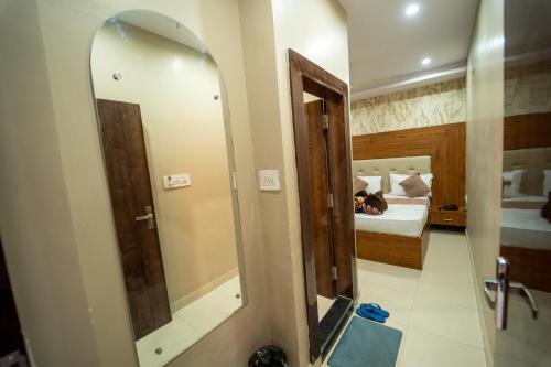 a bathroom with a mirror next to a bed at Hotel Siddhi Vinayak in Jodhpur