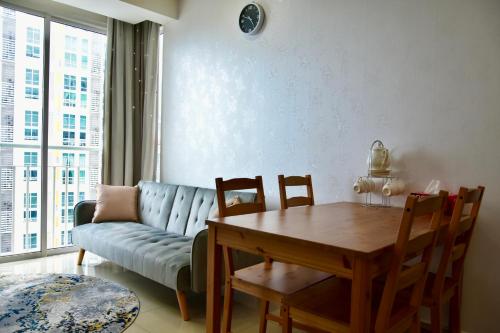 uma sala de estar com um sofá e uma mesa em Homestay at Menara U em Shah Alam