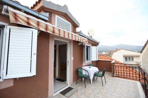 un balcón de una casa con mesa y sillas en Apartment Jure, en Trogir