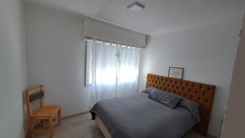 1 dormitorio con cama y ventana en "La Finca" en Necochea