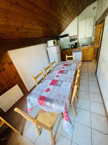 Dapur atau dapur kecil di Chalets La Caillaude