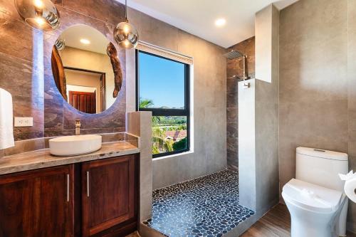 un baño con lavabo y espejo en PP-505 Punta Plata, en Playa Flamingo