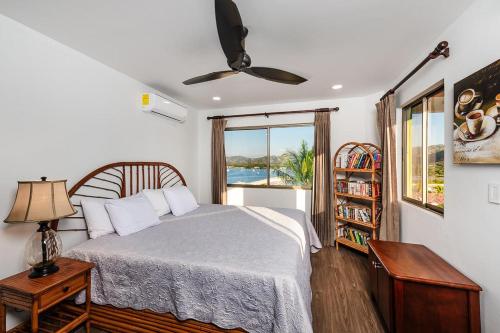Un dormitorio con una cama y una ventana en PP-505 Punta Plata, en Playa Flamingo