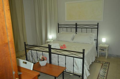 1 dormitorio con 1 cama negra y 2 mesas en Bed and Breakfast Vecchio Porto, en Catania