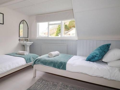 A bed or beds in a room at Stylish Seaside Cornish Cottage,sleeps8 +BBQ