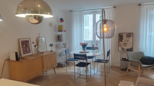 un salon avec une table et des chaises de salle à manger dans l'établissement à 50 m des plages, proche du vieux port et palais des festivals superbe 3 P moderne, à Cannes