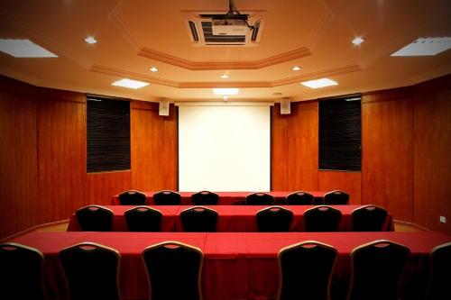 a conference room with a large table and chairs at ēRYA by SURIA Janda Baik in Bentong
