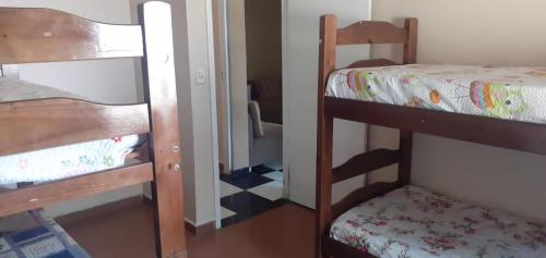 um pequeno quarto com 2 beliches e um espelho em Sitio Terra Azul em Guarulhos